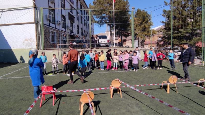 Depremzede çocuklara psikolojik destekler sürüyor
