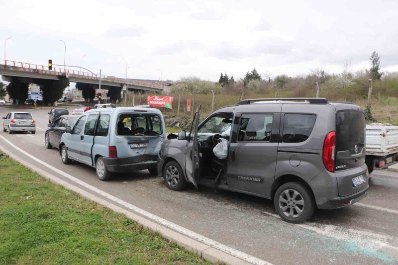 4 aracın karıştığı zincirleme trafik kazası: 2 yaralı

