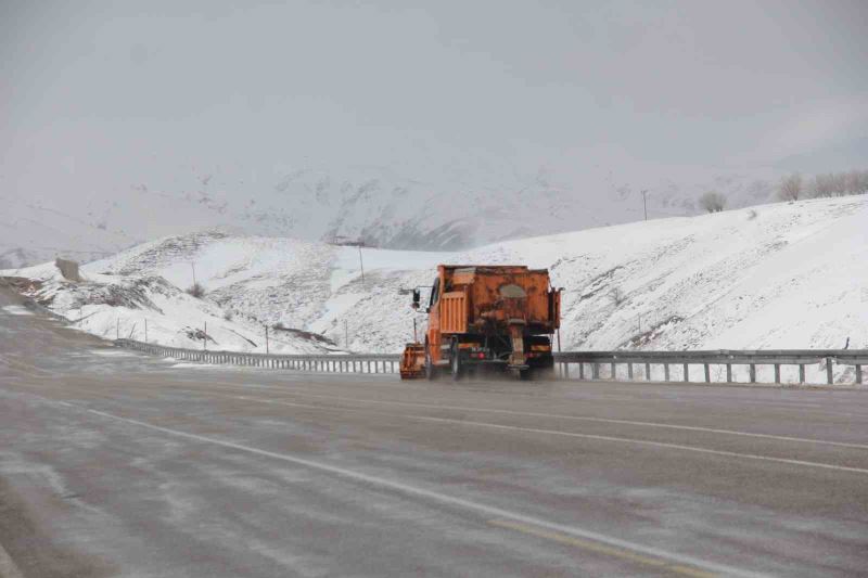 Erzincan - Tunceli kara yolunda kar ve tipi etkili oldu
