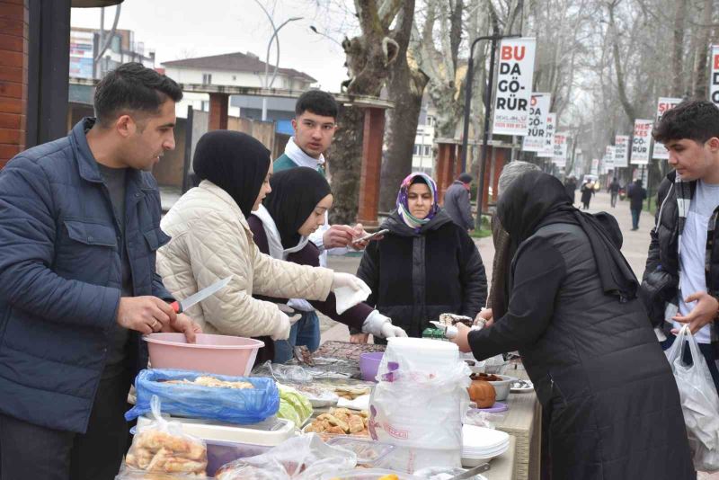 El emeği ürünler depremzedeler için satılıyor
