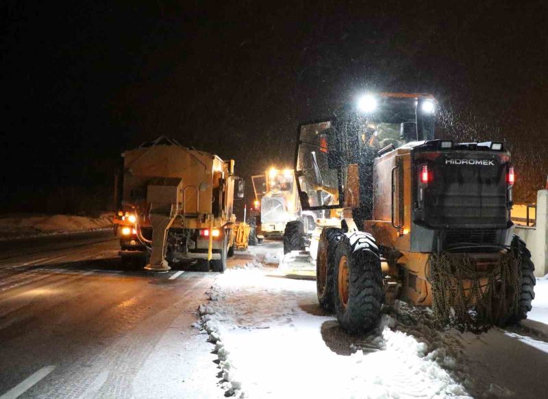 Kop Dağı Geçidinde kar ve tipiden ulaşımda aksamalar yaşandı
