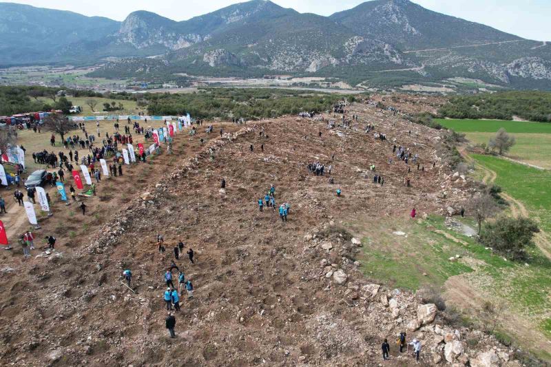 Denizli’de Deprem Şehitleri Hatıra Ormanında ilk fidanlar toprakla buluştu
