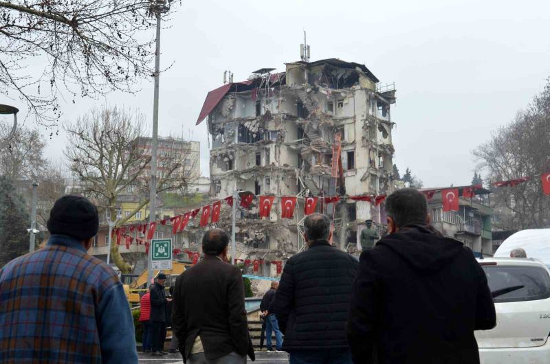 Onlarca vatandaş yıkılan ekmek teknesine son kez uzaktan baktı
