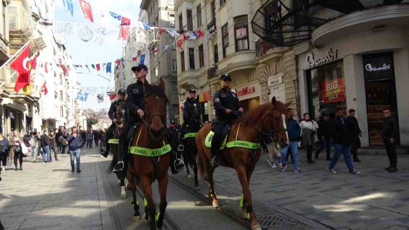 Taksim’de atlı birliklere yoğun ilgi
