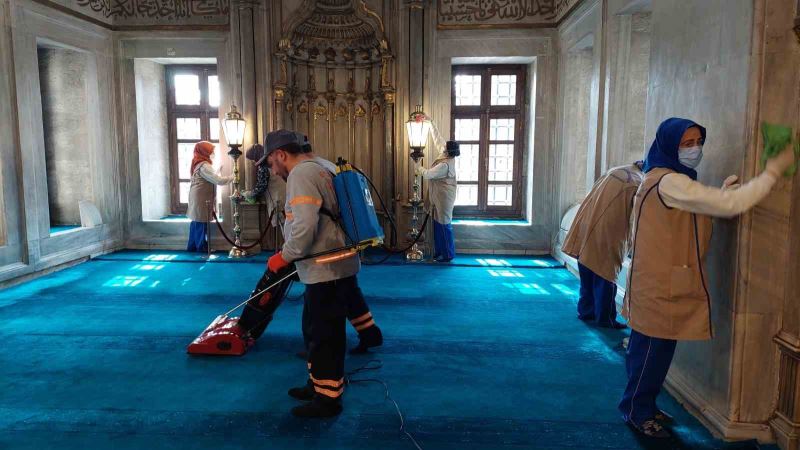 Eyüpsultan Cami ve meydanı gül suyu ile yıkandı
