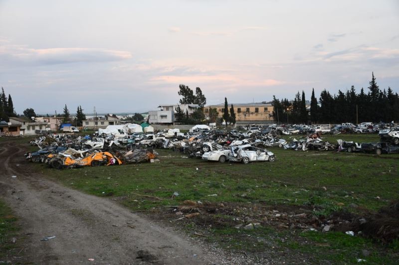 Depremde enkazda kalan araçlar tanınmaz hale geldi
