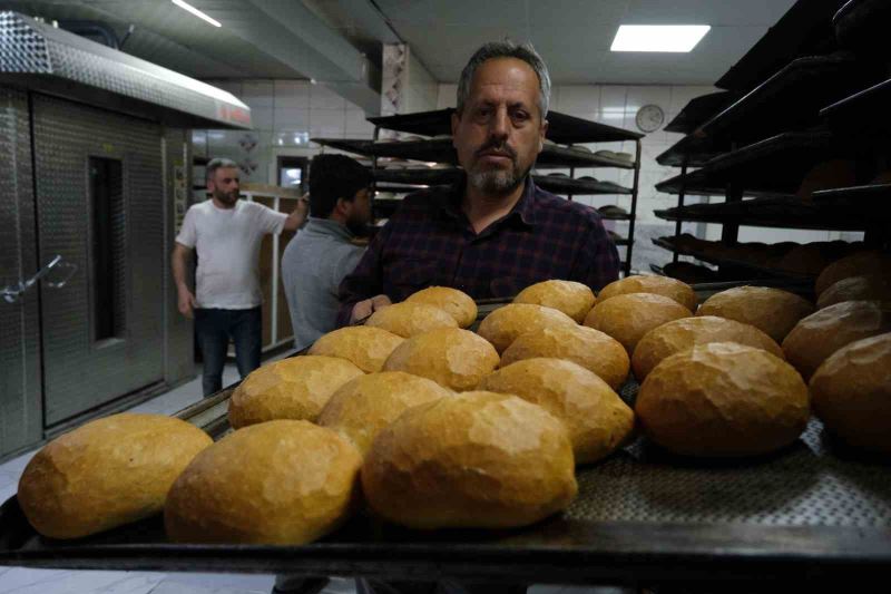 Depremzede fırıncı, günde 6 bin 500 ekmeği ücretsiz dağıtıyor
