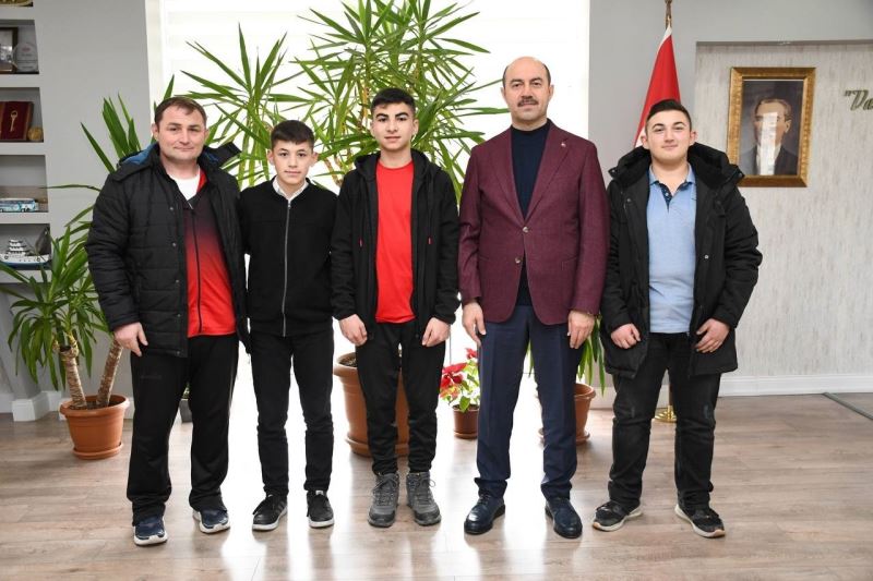 Başkan Ali Kılıç’tan başarılı sporculara ödül
