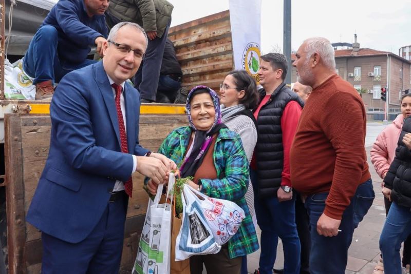 Balıkesir’de 2 bin fidan vatandaşa ücretsiz dağıtıldı
