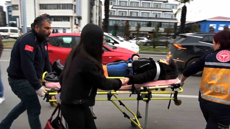 Yaya geçidini kullanmayan genç kızlara otomobil çarptı: 2 yaralı
