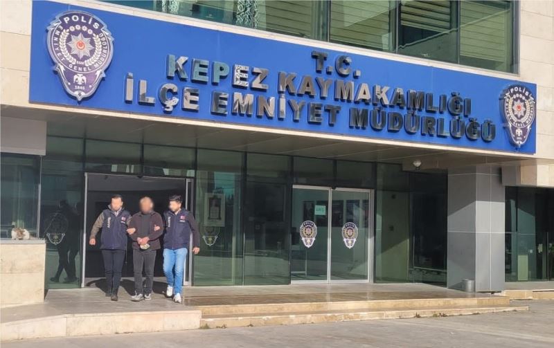 Antalya’da kesinleşmiş hapis cezasıyla aranan 2 kişi yakalandı
