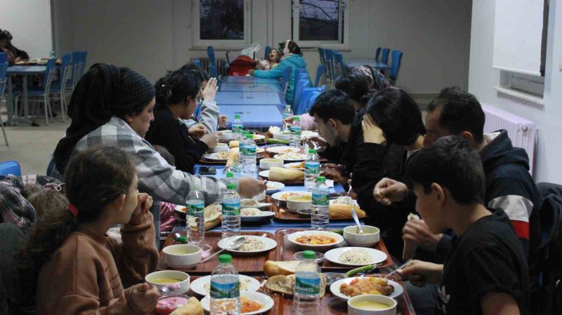 Kırklareli’nde depremzedeler ilk iftarını yaptı
