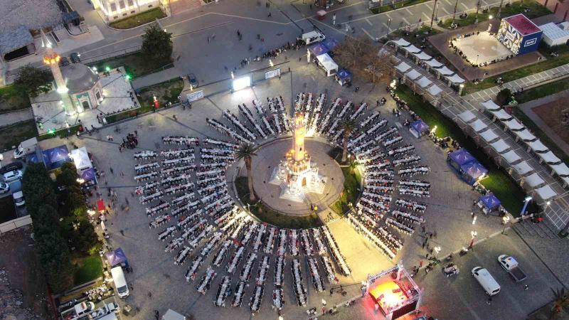 İzmirliler iftar sofrasında buluştu
