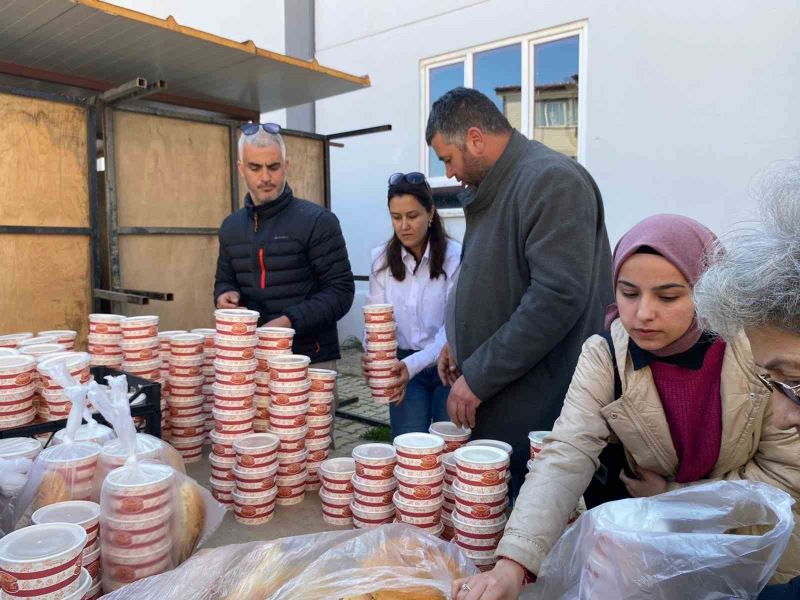 İhtiyaç sahiplerinin iftarlıklarını elleri ile hazırladılar
