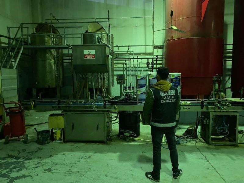 İzmir’de fabrikada 254 ton kaçak akaryakıt ele geçirildi

