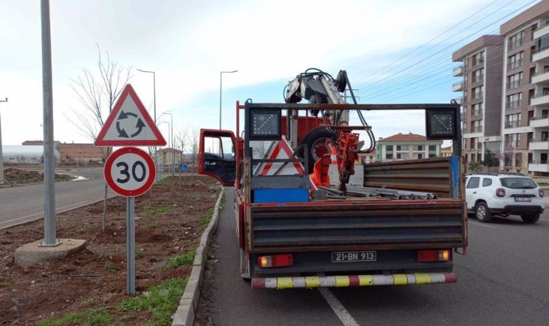 Diyarbakır’da yol güvenliği için trafik levhaları konuldu
