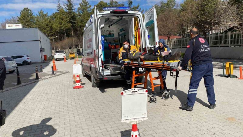 Odun toplarken beton bloğun altında kalarak yaralandı
