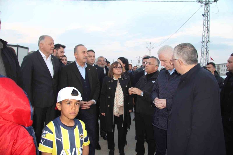 Dışişleri Bakanı Çavuşoğlu iftarını depremzedelerle yaptı
