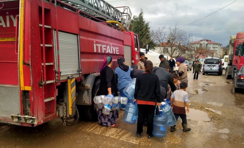 Gölbaşı Belediyesi temizlik için su dağıtıyor
