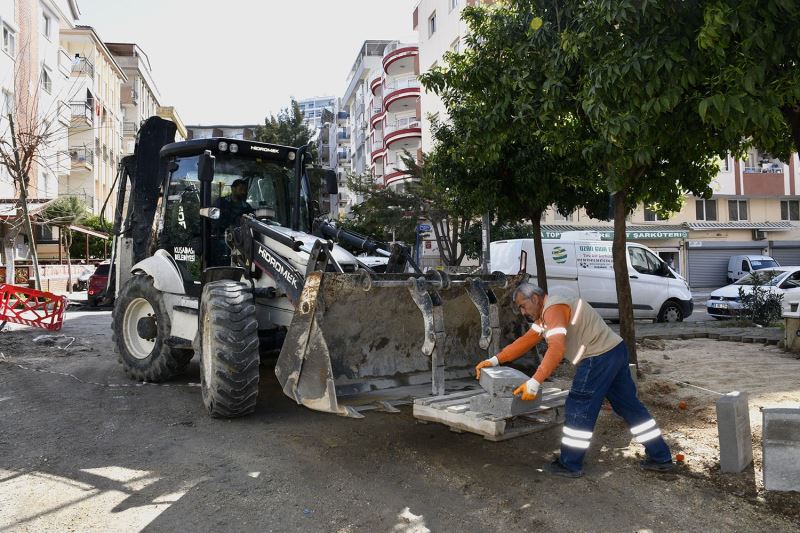 Kuşadası Cumhuriyet Mahallesi’nde yol çalışması sürüyor
