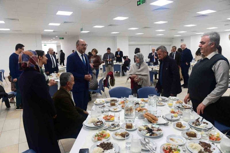 Rektör Erdal iftarda depremzede aileler ile bir araya geldi
