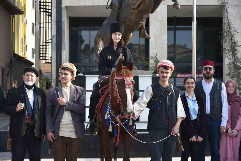 “Şehit Makbule Efe” isimli tiyatro gösterisi büyük alkış topladı
