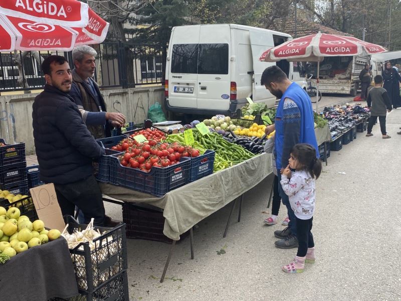 Depremzedeler semt pazarlarında alışveriş yapmaya başladı
