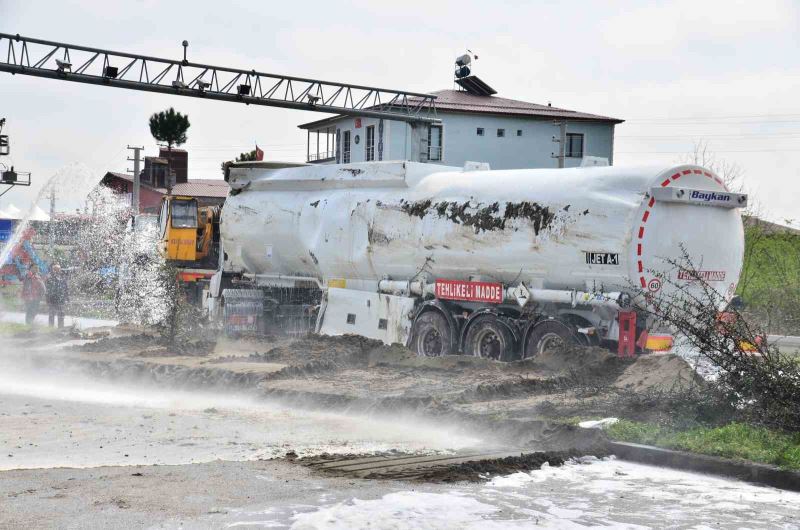 Benzin yüklü tanker devrildi, karayolu 6 saat trafiğe kapatıldı
