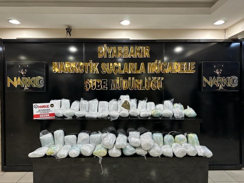 Trafik ışıklarında durdurulan ticari takside 41 kilo ‘skunk’ ele geçirildi
