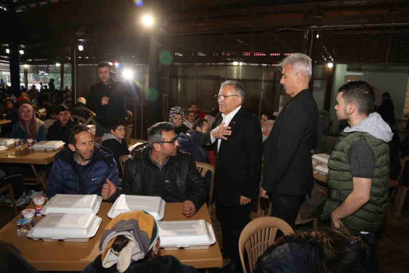 Başkan Büyükkılıç iftarını vatandaşla açtı
