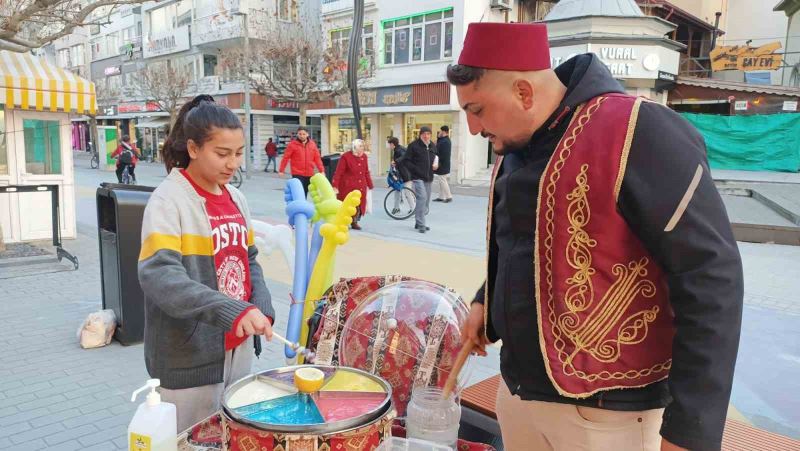 Sokak sokak gezip Osmanlı macunu satıyor
