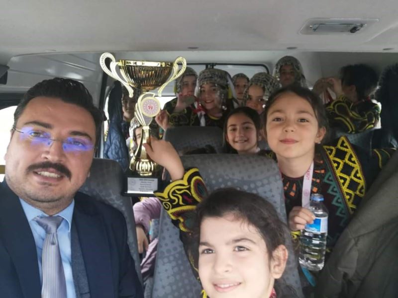 Tomarza Zekiye Canpolat İlkokulu Folklor Yarışmasında Birinci Oldu
