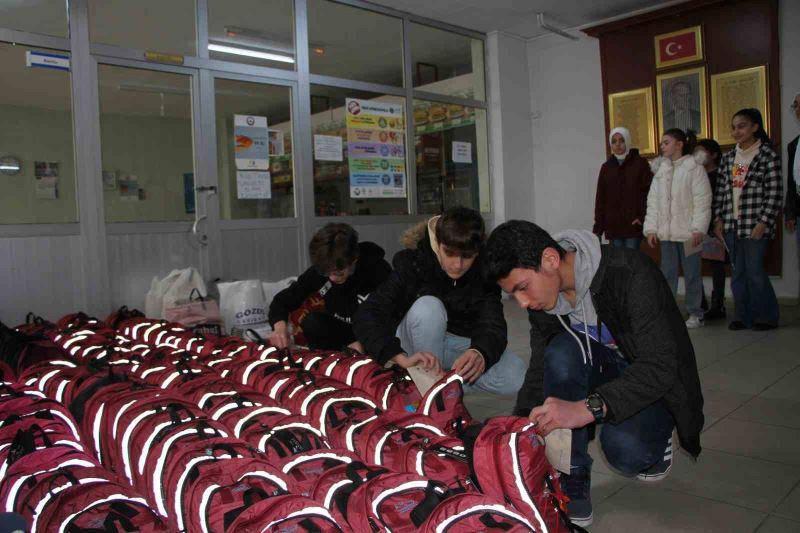 Rizeli öğrencilerden depremzede kardeşlerine okul çantası

