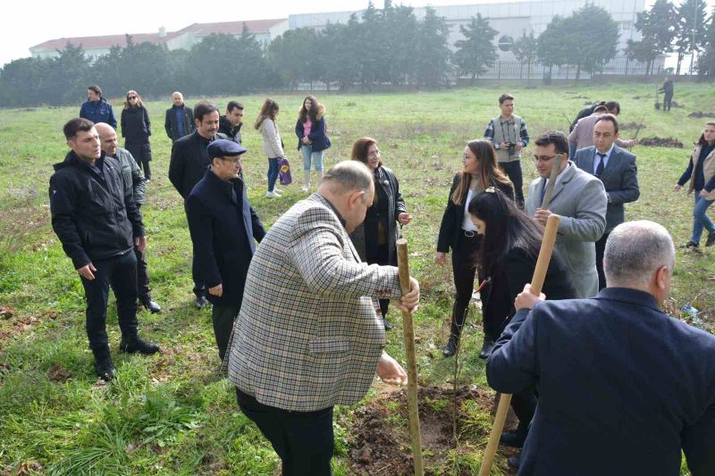 Karacabey MYO depremde hayatını kaybedenler anısına fidan dikti
