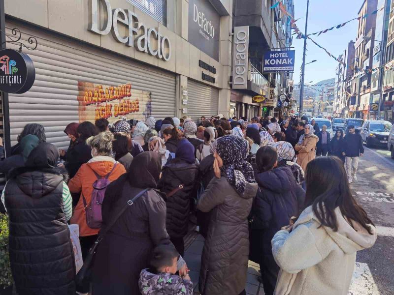 İndirimden yararlanmak için kuyruk oluşturdular
