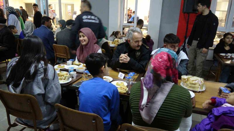 Burdur’da depremzedeler iftar yemeğinde buluştu
