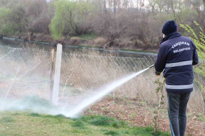 Yaahşihan’da larva ilaçlaması sürüyor
