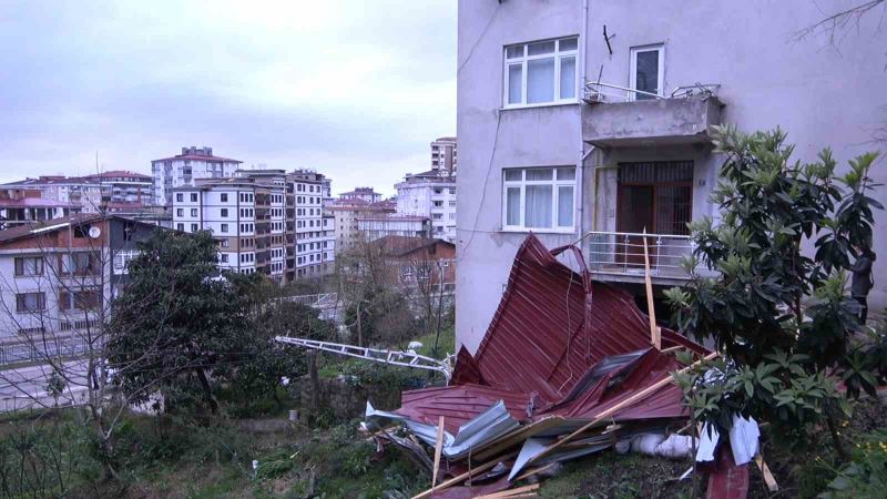 Rize’de şiddetli fırtına çatıları uçurdu
