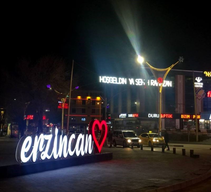 Erzincan’da mahyalar caddeleri süslüyor
