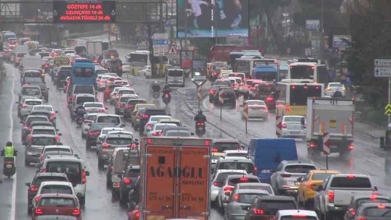 İstanbul’da yağmurda trafik yoğunluğu yüzde 65’e ulaştı
