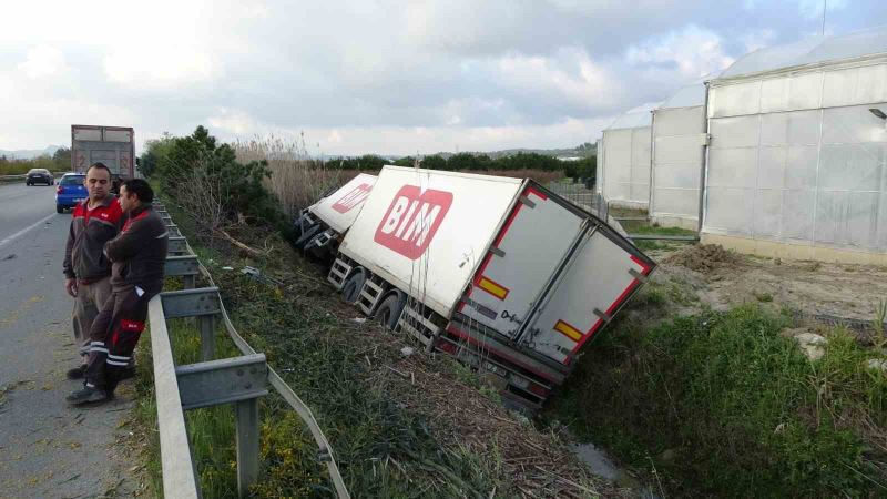 Zincir markete ait tır bariyerleri aşıp devrildi
