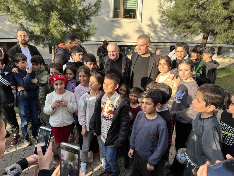 Şafak Sezer ile Berdan Mardini, depremzedelerle bir araya geldi
