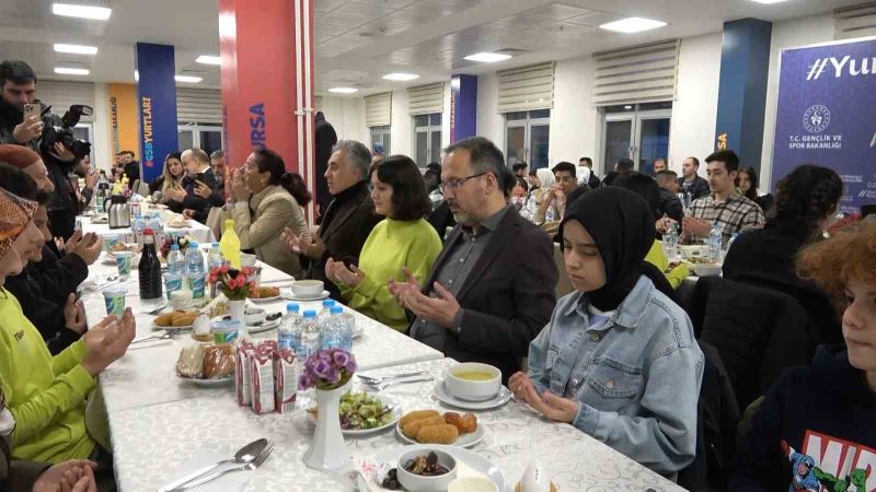 Bakan Kasapoğlu milli maç öncesi depremzedelerle birlikte iftarını yaptı
