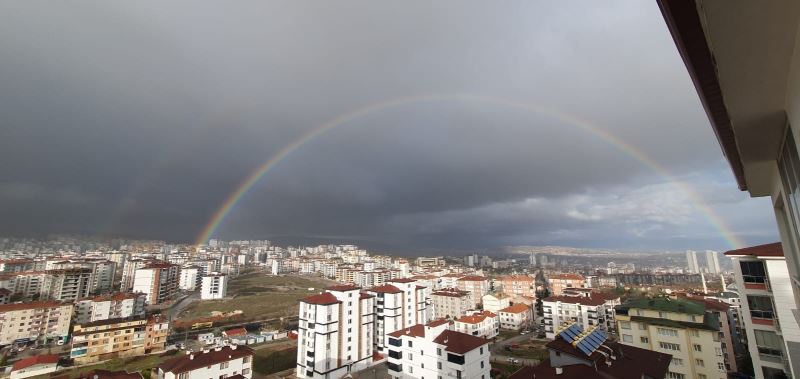 Elazığ’da yağmur sonrası çıkan gökkuşağı mest etti
