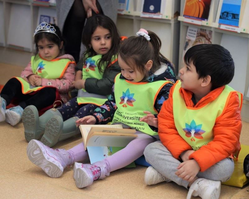 İzmir Ekonomili çocukların ‘kütüphane’ heyecanı
