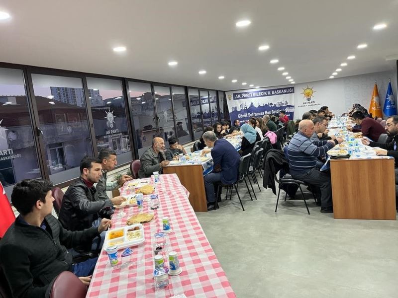 AK Parti depremzedeler için iftar programı düzenledi
