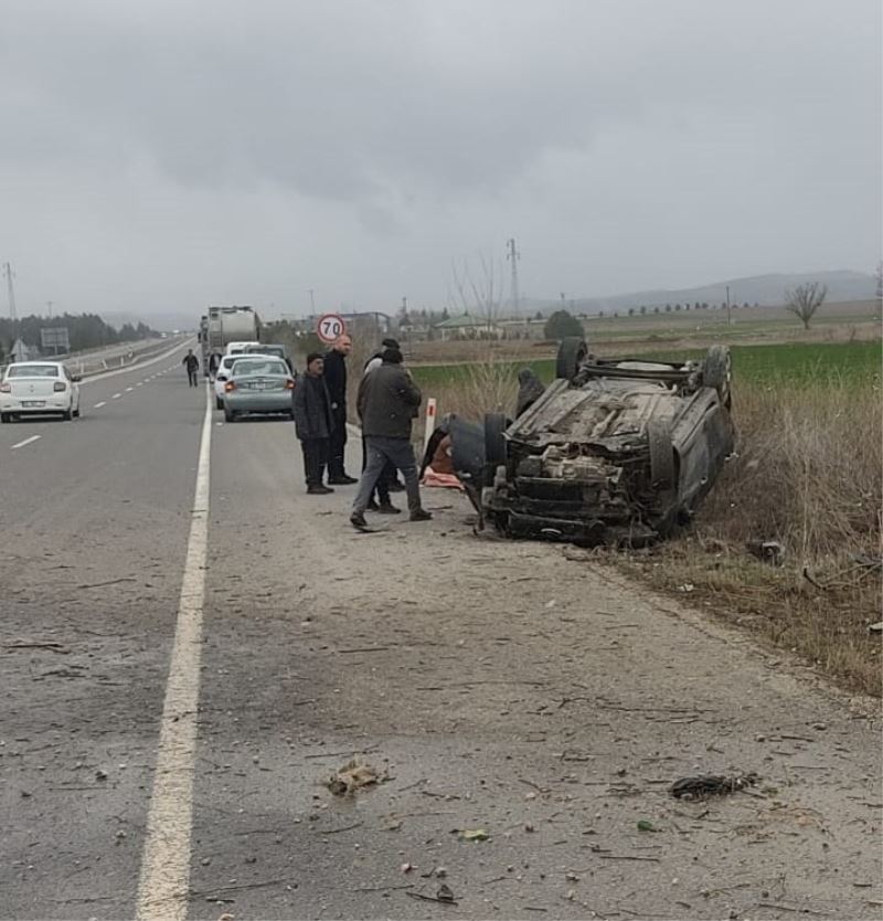 Takla atan otomobil ters döndü: 2 yaralı
