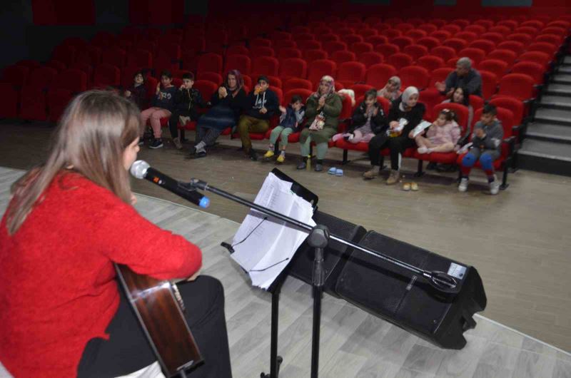 Koçarlı Belediyesi depremzede çocuklara moral oluyor
