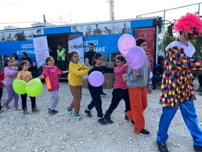 Uşak’tan gönderilen gezici kütüphane çocuklara moral oldu
