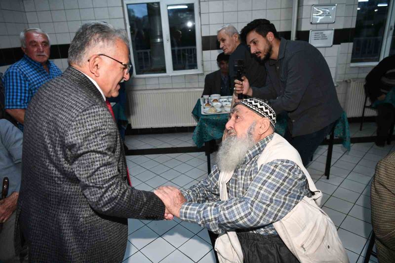 Başkan Büyükkılıç, ulu çınarlarla iftar sofrasında buluştu
